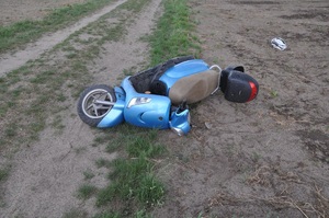 motorower na drodze gruntowej