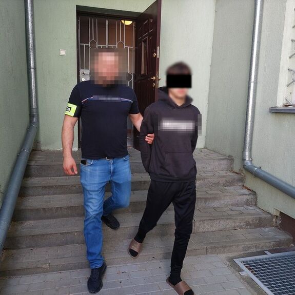 policjant prowadzi mężczyznę
