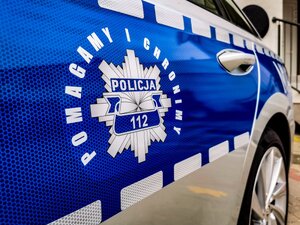 radiowóz z napisem pomagamy i chronimy