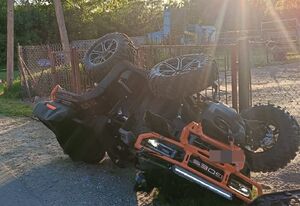 quad leżący na drodze