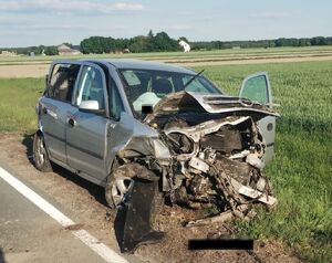 uszkodzony samochód na poboczu
