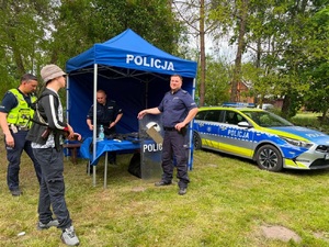 policjanci rozmawiają z uczestnikiem festynu