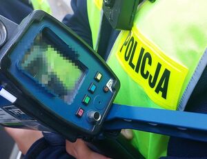 zdjęcie na którym widać policjanta trzymającego radar