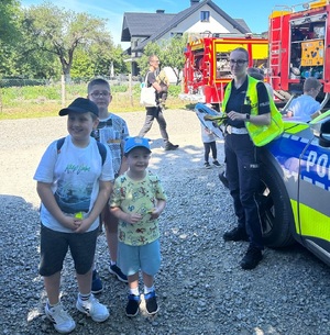 policjantka przy radiowozie
