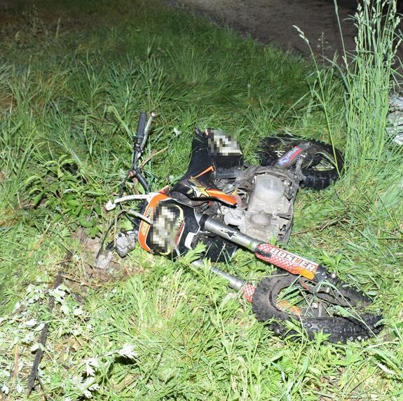motocykl leży na trawie