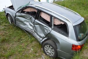 uszkodzony samochód stoi poza drogą