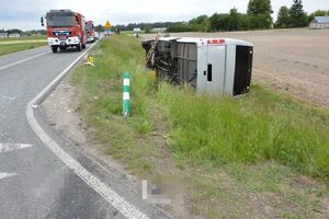 uszkodzony autobus leży na boku poza droga