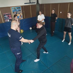 policjant ćwiczy z uczestniczką