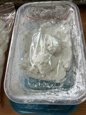 amfetamina w plastikowym pudełku