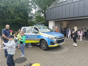 dzieci oglądają radiowóz