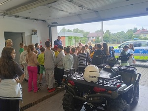 policjant rozmawia z dziećmi