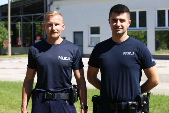 zdjęcie przedstawia dwóch umundurowanych policjantów