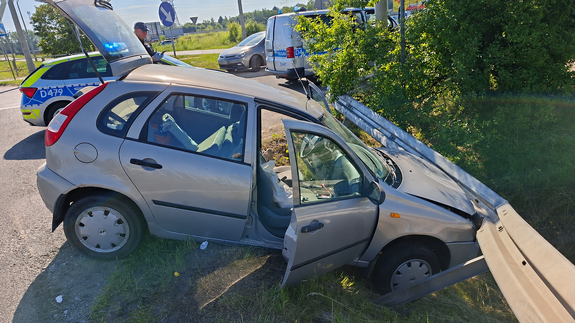 samochód osobowy, który uderzył w barierę ochornną
