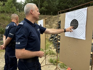 policjant stoi przy tarczy