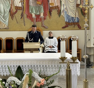 policjant czyta