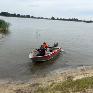 policjanci i strażacy w łodzi