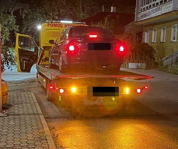 samochód stoi na lawecie