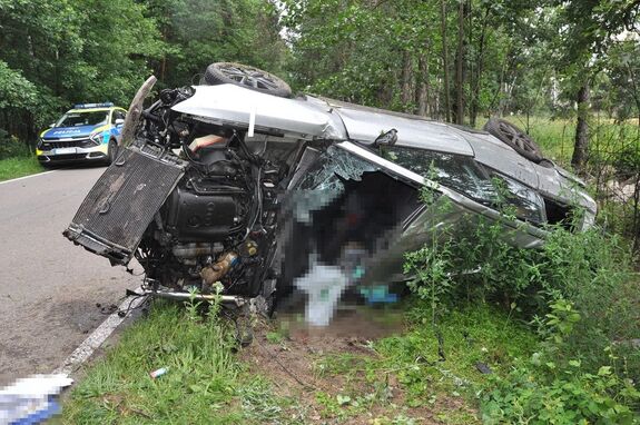 uszkodzony samochód leży poza drogą