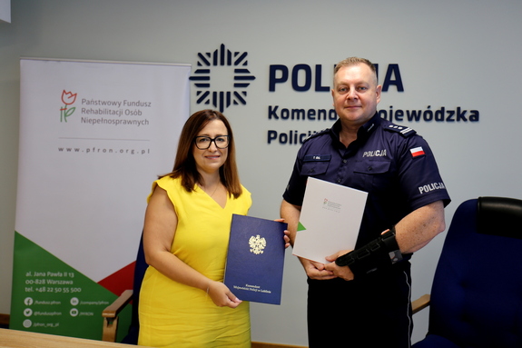zdjęcie przedstawia Komendanta Wojewódzkiego Policji inspektora Tomasza Gila i Dyrektor Państwowego Funduszu Rehabilitacji Osób Niepełnosprawnych Monikę Wac