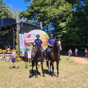 policjanci na koniach podczas zabezpieczenia.