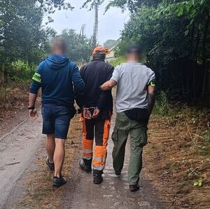 policjanci prowadzą zatrzymanego mężczyznę