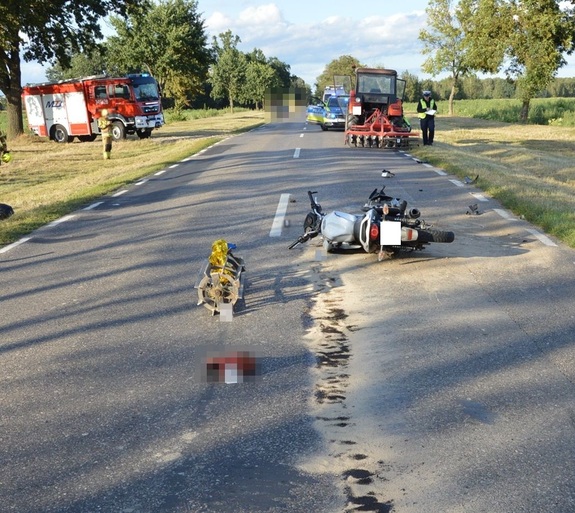 miejsce wypadku. Motocykl leży na drodze.