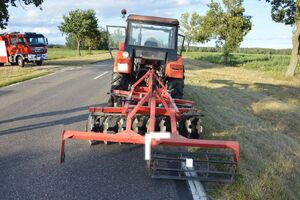 ciągnik stoi częściowo na poboczu drogi