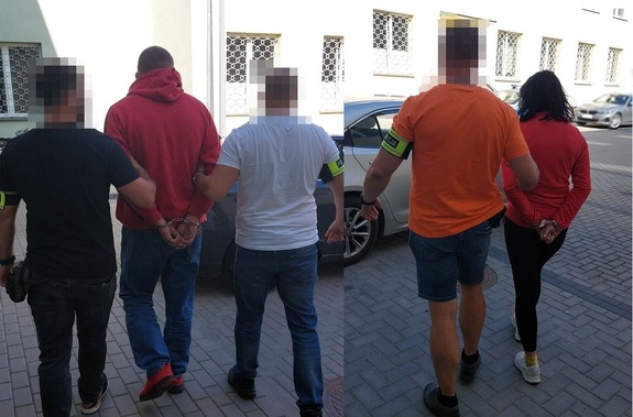 kolaż dwóch zdjęć policjanci prowadzą zatrzymanych
