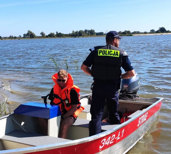 policjant i strażak na łodzi