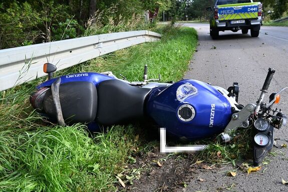 motocykl leży na drodze
