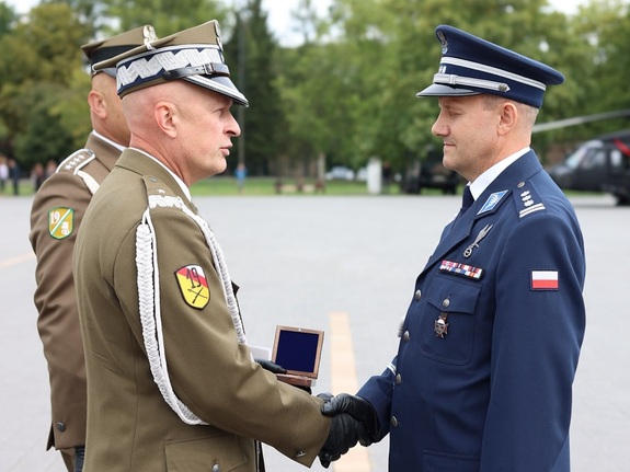 Komendant Miejski Policji w Białej Podlaskiej odbiera odznaczenie