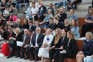 uczestnicy spotkania siedzą na trybunach