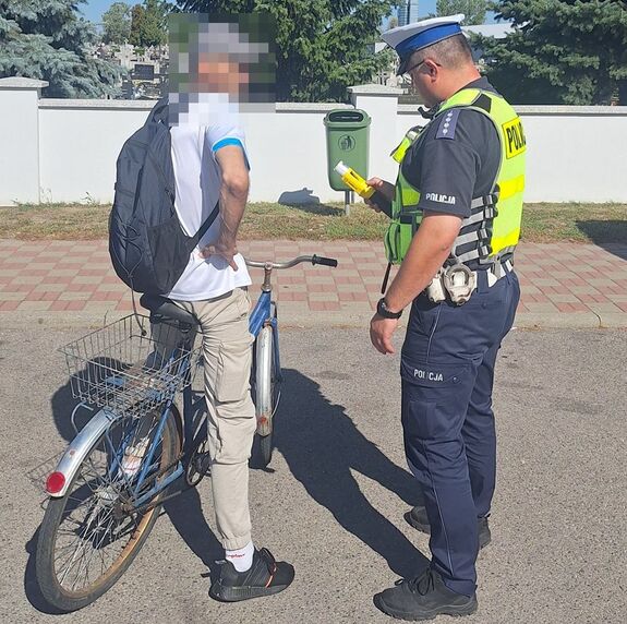 policjant sprawdza trzeźwość rowerzysty