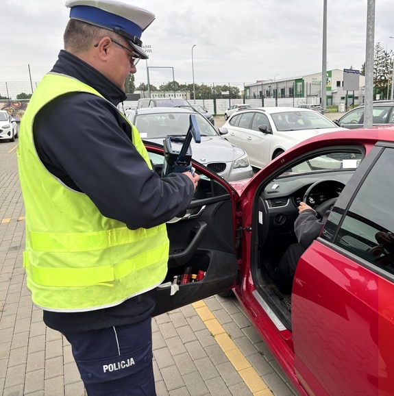 policjant w trakcie kontroli