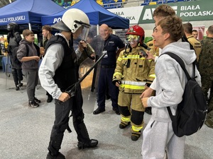 policjanci prezentują sprzęt