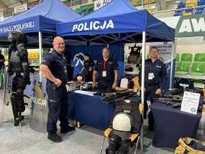 policjanci przy stoisku