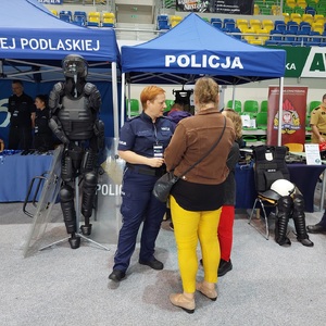 policjantka rozmawia z osobami odwiedzającymi stoisko