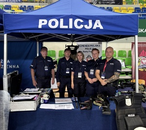 wspólne zdjęcie policjantów pod namiotem