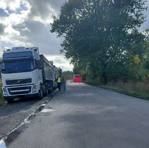 samochody ciężarowe stojące na poboczu