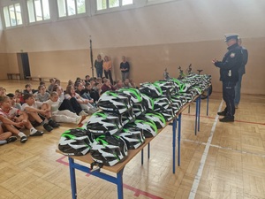 policjant podczas spotkania z dziećmi