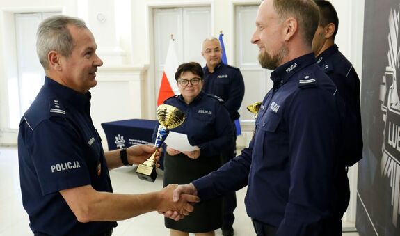 I Zastępca Komendanta Wojewódzkiego Policji w Lublinie gratuluje zwycięzcy