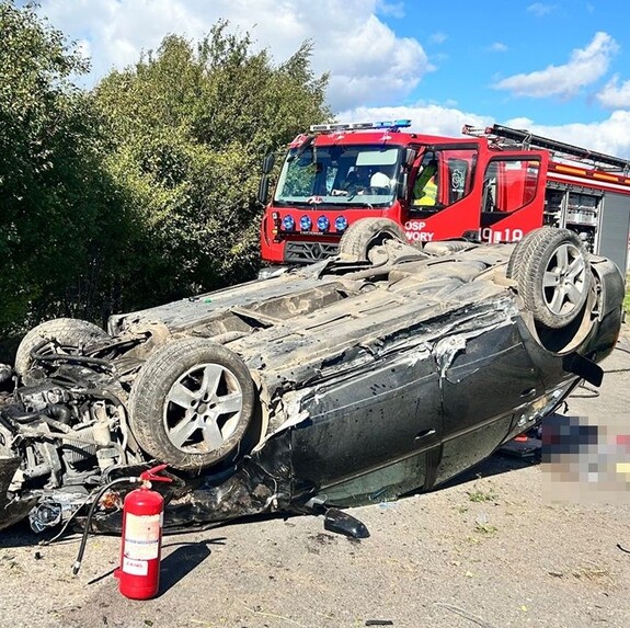 uszkodzony samochód i pojazd straży pożarnej