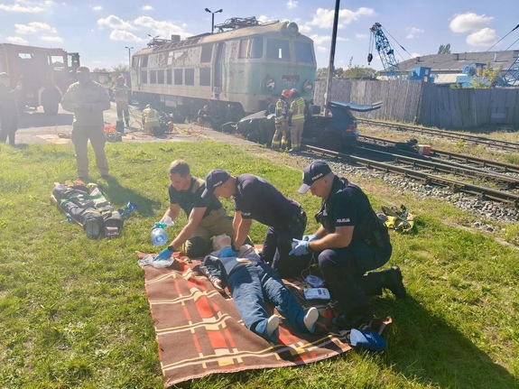 umundurowani policjanci wykonujący ćwiczenia resuscytacji krążeniowo oddechowej