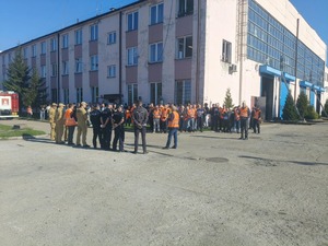 policjanci,  pracownicy Polskich Linii kolejowych, funkcjonariusze straży Pożarnej oraz uczniowie stojący na obiekcie polskich linii kolejowych przy budynku