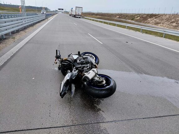 motocykl leżący na autostradzie A2