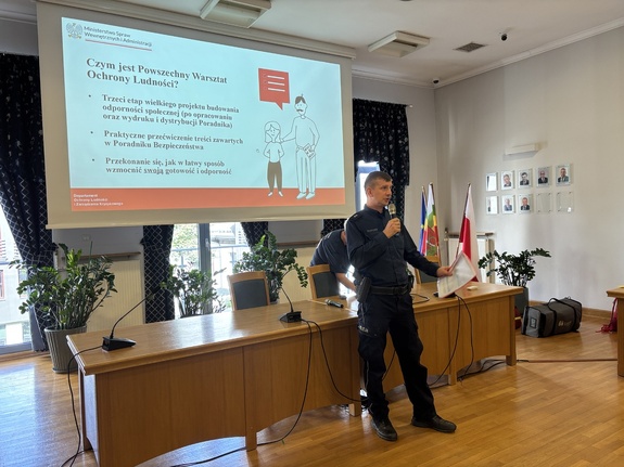 umundurowany policjant z mikrofonem