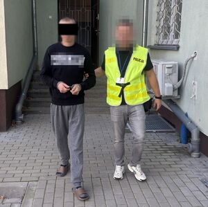 policjant prowadzi zatrzymanego