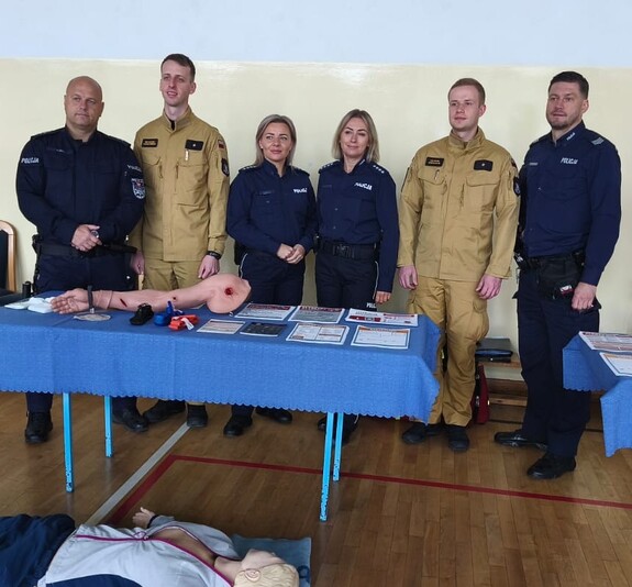 policjanci i strażacy przy stoisku