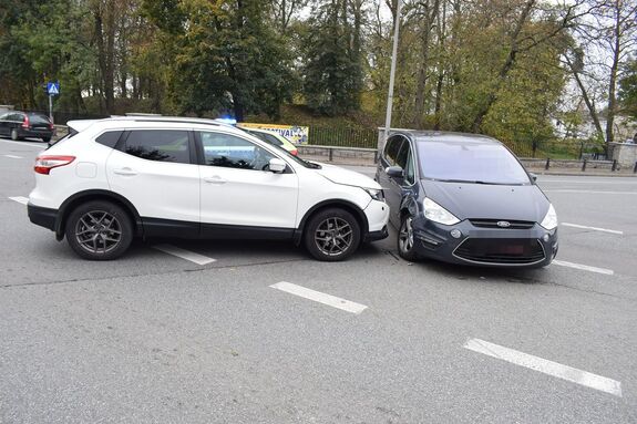 uszkodzone samochody stoją na ulicy.