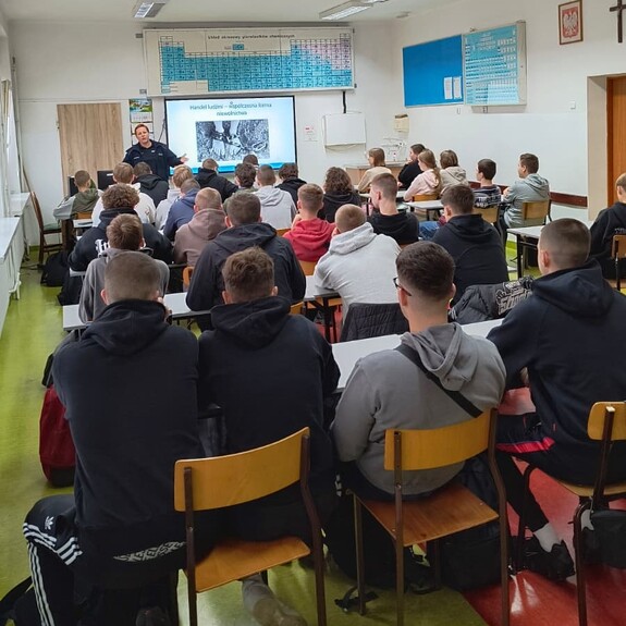 uczniowie podczas spotkania z policjantką
